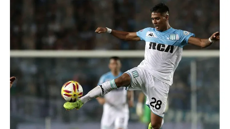 Matías Zaracho defendiendo la camiseta de Racing.