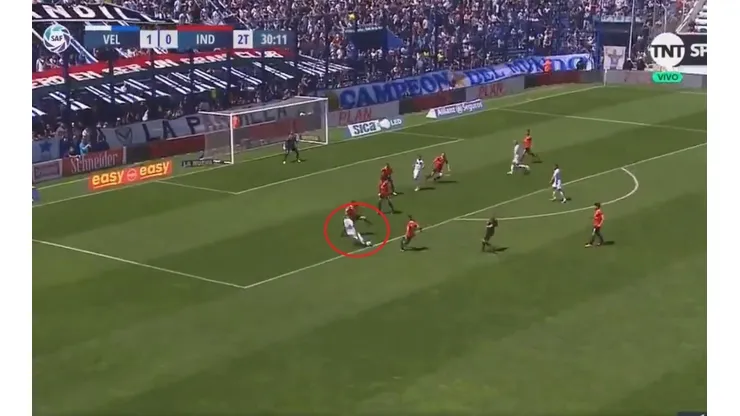 Un golazo de la joyita Almada selló una gran victoria de Vélez ante Independiente