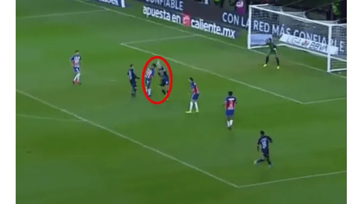 Como todo paraguayo, Carlos González cabeceó perfecto y le dio el 1-1 a Pumas sobre el final