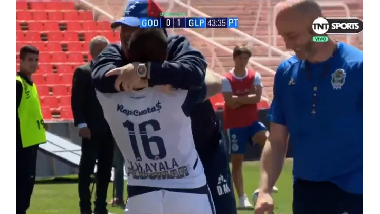 Ayala metió un golazo, pero lo mejor fue el abrazo con el Diego
