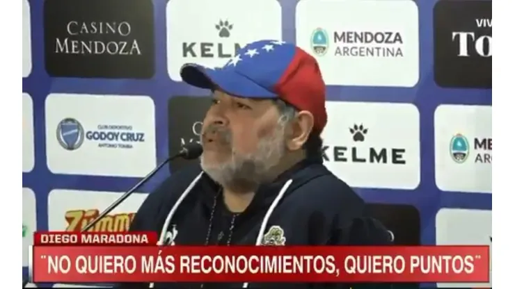Diego Maradona en conferencia de prensa.