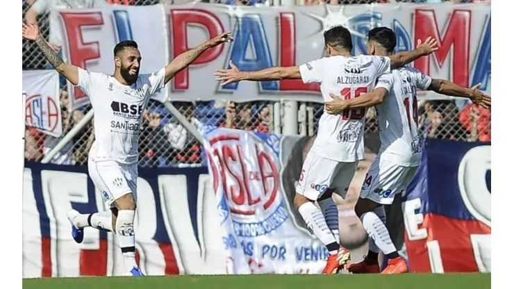 Locura total de los jugadores de Central Córdoba.