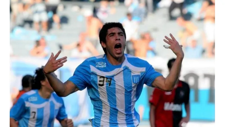Matías Martínez festejando un gol con la camiseta de Racing.
