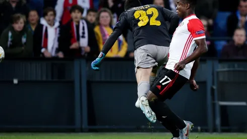 Luis Sinisterra le comete falta a Agustín Marchesín.