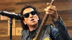 ¡Alex Lora se volvió aficionado de Pumas! Foto: Instagram @ozzarias