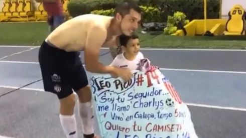 El bonito gesto del jugador del Junior Leonardo Pico que se llevó el aplauso de todos