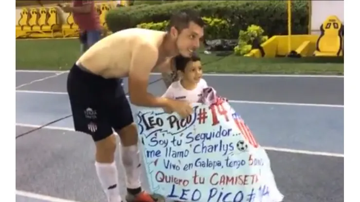 El bonito gesto del jugador del Junior Leonardo Pico que se llevó el aplauso de todos