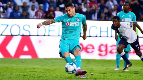 Milton Caraglio se hizo cargo del penal ante Pachuca pero falló por mucho.