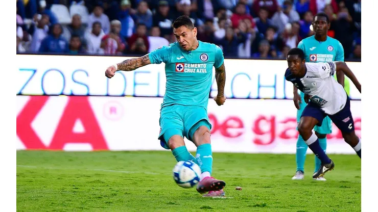 Milton Caraglio se hizo cargo del penal ante Pachuca pero falló por mucho.