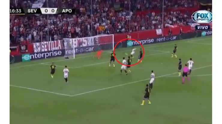 No podía ser otro: Chicharito aprovechó un centro rastrero para el primer gol del partido