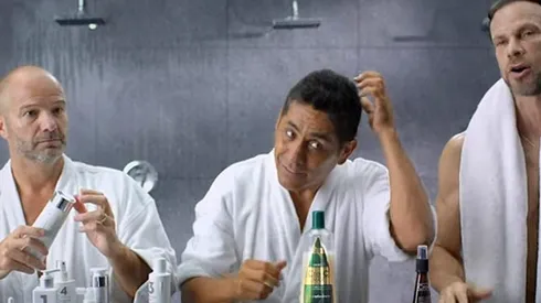 Zague se trolleó a sí mismo en una publicidad de shampoo junto a Luis García y a Campos