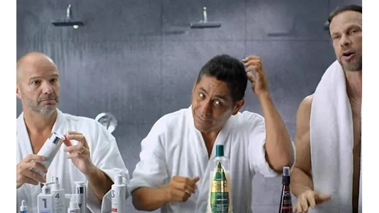 Zague se trolleó a sí mismo en una publicidad de shampoo junto a Luis García y a Campos