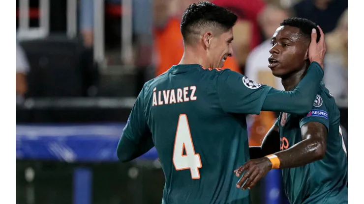 Imparables: Ajax goleó a Valencia en Mestalla con Edson Álvarez de titular