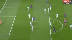 ¡Es un animal! Luis Suárez agarró el balón de volea y le rompió el arco al Inter