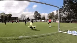 La impresionante salvada de Ochoa en el entrenamiento