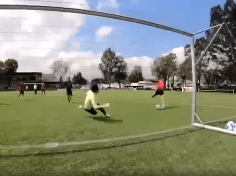 La impresionante salvada de Ochoa en el entrenamiento