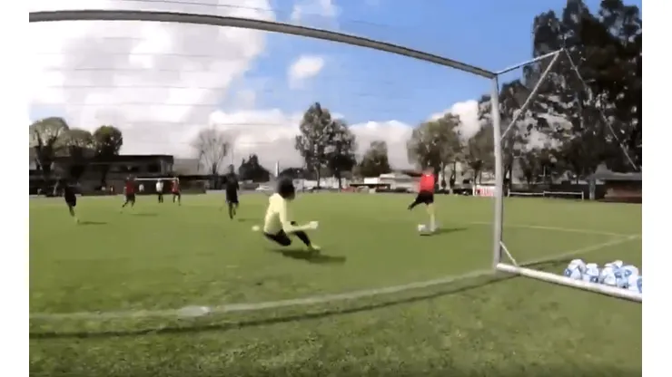 La impresionante salvada de Ochoa en el entrenamiento