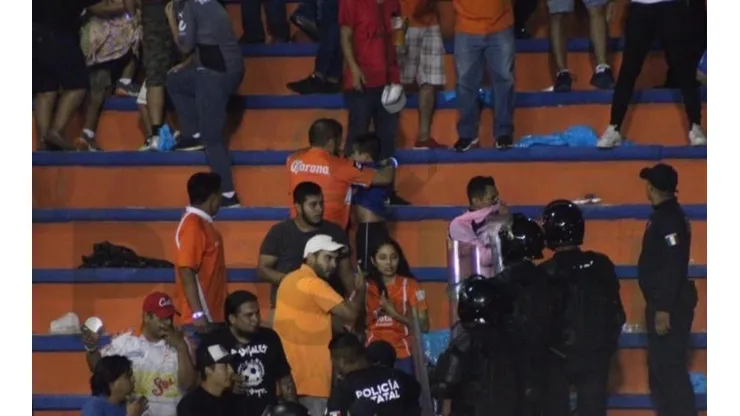 Luego del juego, hubo disturbios en la tribuna de las Chivas