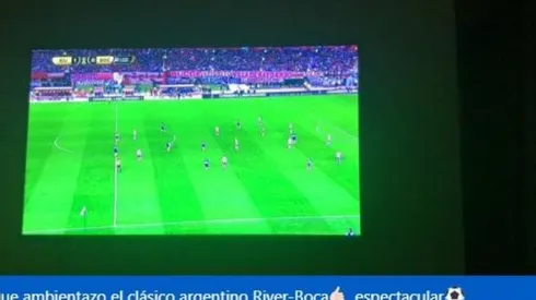 David Silva siguiendo el River vs. Boca.