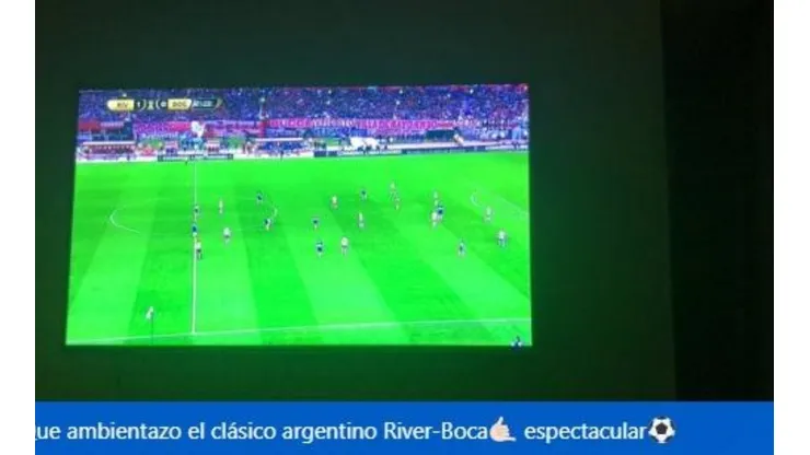 David Silva siguiendo el River vs. Boca.