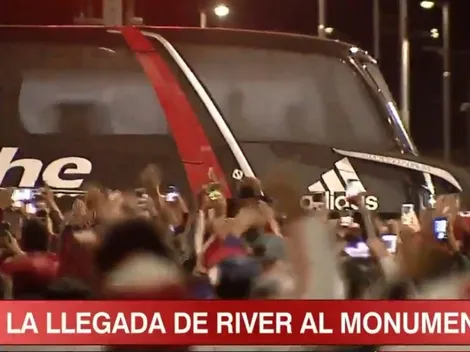En medio de un gran recibimiento, el plantel de River llegó cantando y golpeando los vidrios