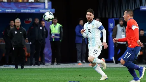 Foto de Lionel Messi con Medel.