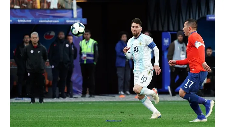 Foto de Lionel Messi con Medel.