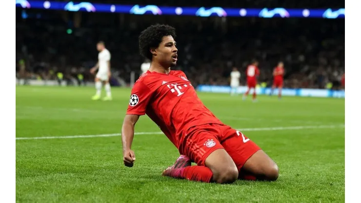 Serge Gnabry festejando uno de sus cuatro tantos.