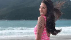 Ivana Nadal subió otra foto sin remera y preguntó si ángel o demonio