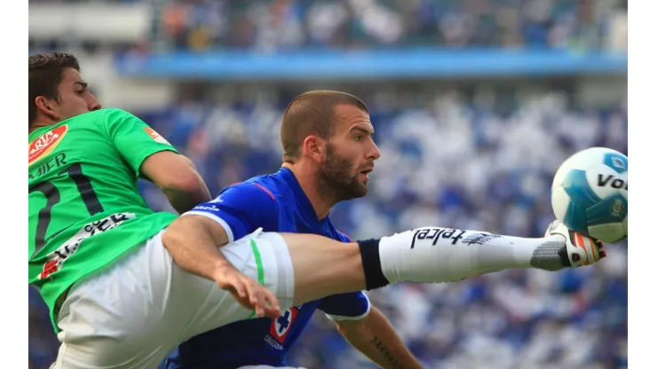 Villa reveló que fue amenazado para irse de Cruz Azul