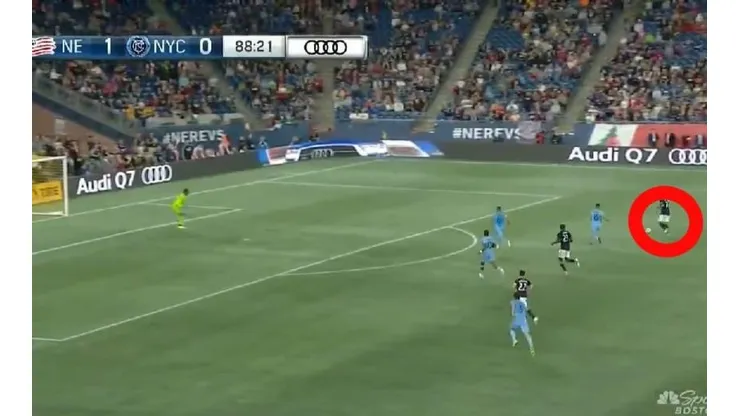 Lo vio adelantado y pateó: Golazo de Gustavo Bou en la MLS