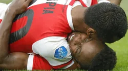 Tapia jugó también en el Twente de Holanda.