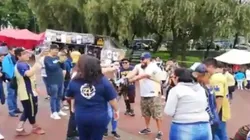 Bañaron en cerveza a una aficionada de Pumas. (Foto: captura video de Mediotiempo)