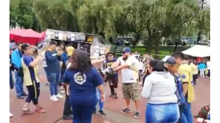 Bañaron en cerveza a una aficionada de Pumas. (Foto: captura video de Mediotiempo)