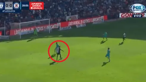 Pura clase: Víctor Guzmán dejó un rival desairado y metió un zurdazo con furia para el primer gol