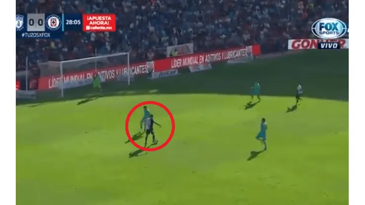 Pura clase: Víctor Guzmán dejó un rival desairado y metió un zurdazo con furia para el primer gol
