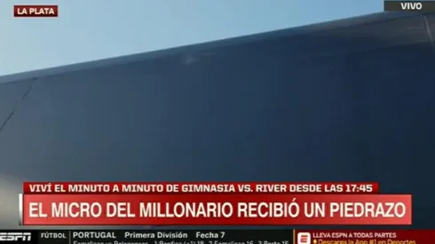El micro de River recibió un piedrazo.