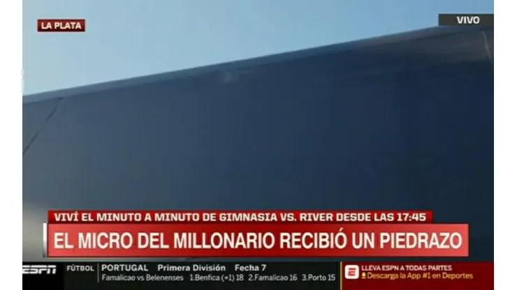 El micro de River recibió un piedrazo.