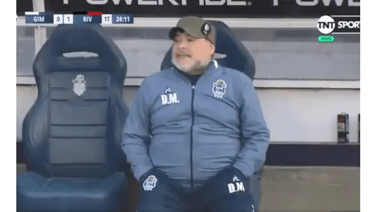 Gimnasia erró un gol hecho y Maradona explotó: "¡Pateá, la pu...!"