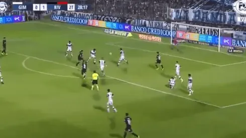 Se hacen los goles solos: a Scocco le cayó un regalo y metió el 2-0 de River