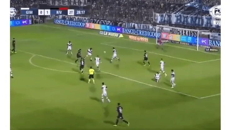 Se hacen los goles solos: a Scocco le cayó un regalo y metió el 2-0 de River
