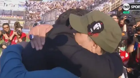 El abrazo entre Maradona y Gallardo.