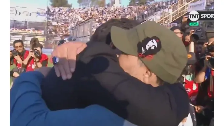 El abrazo entre Maradona y Gallardo.