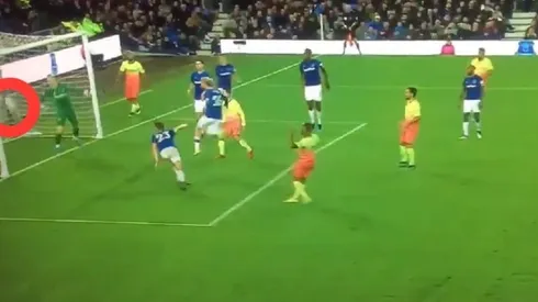 Con suspenso: Sterling la reventó, la pelota dio en el travesaño y pico adentro