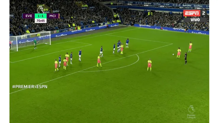 Pickford no veía nada por la barrera y Mahrez le encajó un golazo de tiro libre