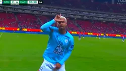 Edwin Cardona festeja su gol contra Chivas en la Liga MX.