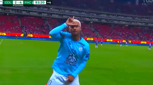 Edwin Cardona festeja su gol contra Chivas en la Liga MX.