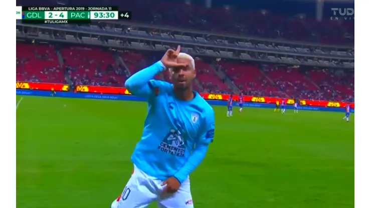 Edwin Cardona festeja su gol contra Chivas en la Liga MX.