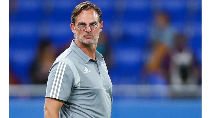 Por las críticas a Edson, De Boer sufrió un duro cambio en Wikipedia