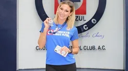 Jeni Summers vivió el partido junto a la mascota de Cruz Azul